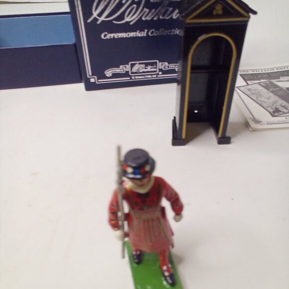 Britains Ceremonial Collection Sentry Box Beefeater Soldier Metal #00088 - Picture 3 of 14